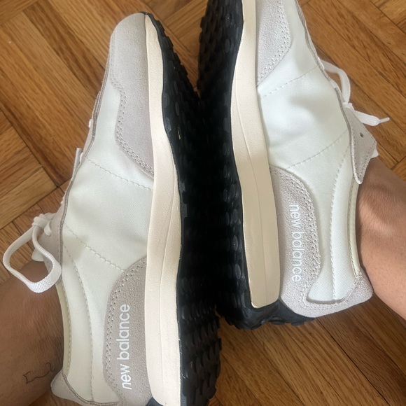 NWT New Balance 327 in White/Black (RARE) | Trendy Running/Walking Shoes đ - Picture 8 of 11